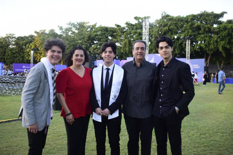 Culminan exitosos su etapa como estudiantes de preparatoria