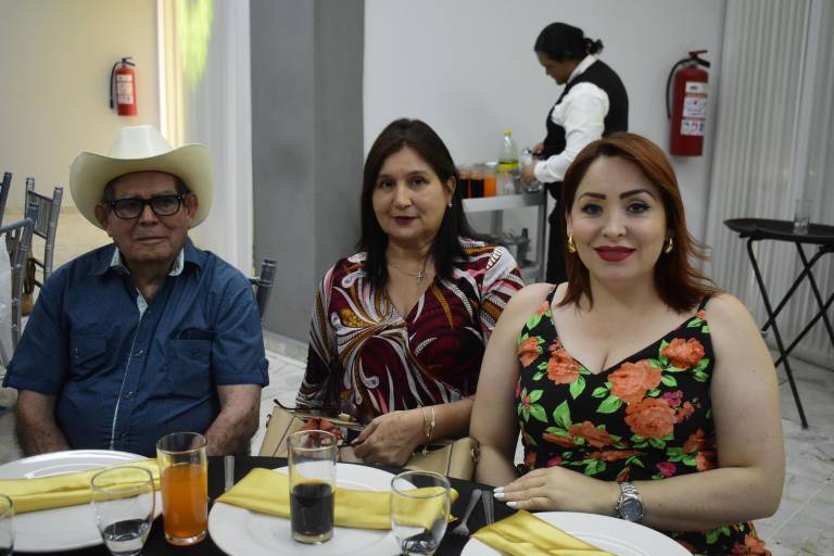 Reconocen a maestros por 40 años de servicio