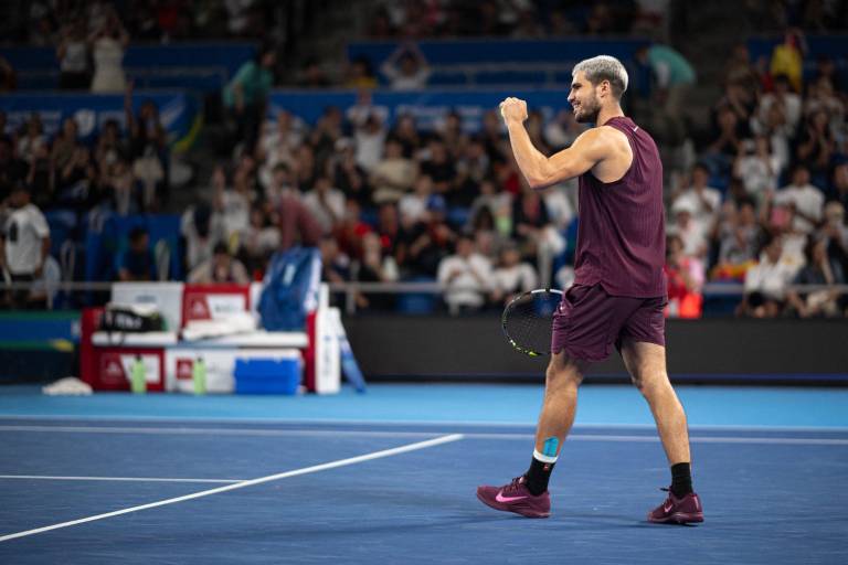 Carlos Alcaraz remonta para alcanzar la final en Tokio