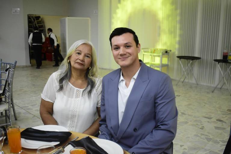 Reconocen a maestros por 40 años de servicio