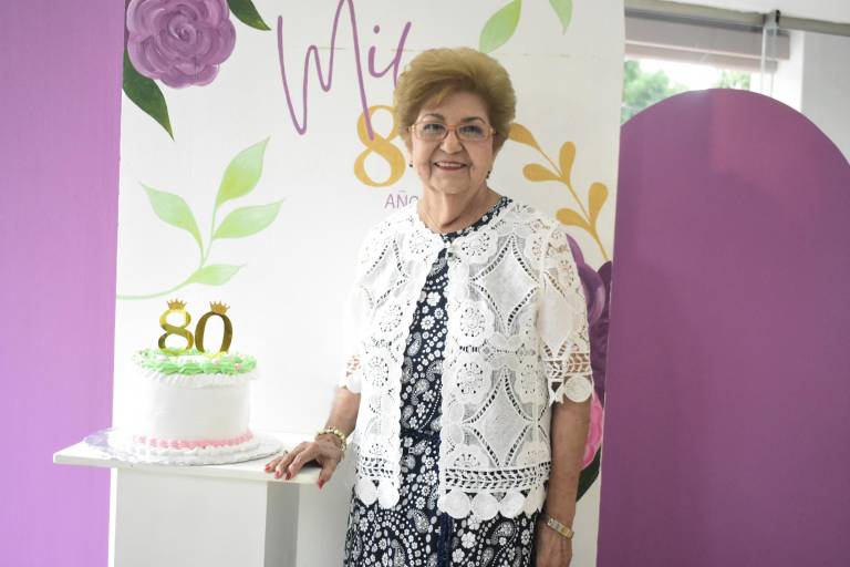 Con familia y amigos celebra Mila de Castro sus 80 años