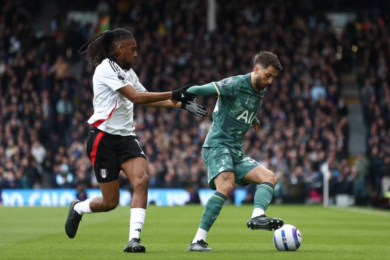 Fulham vence al Tottenham con goles de Muniz y Sessegnon; Raúl Jiménez aporta en la victoria