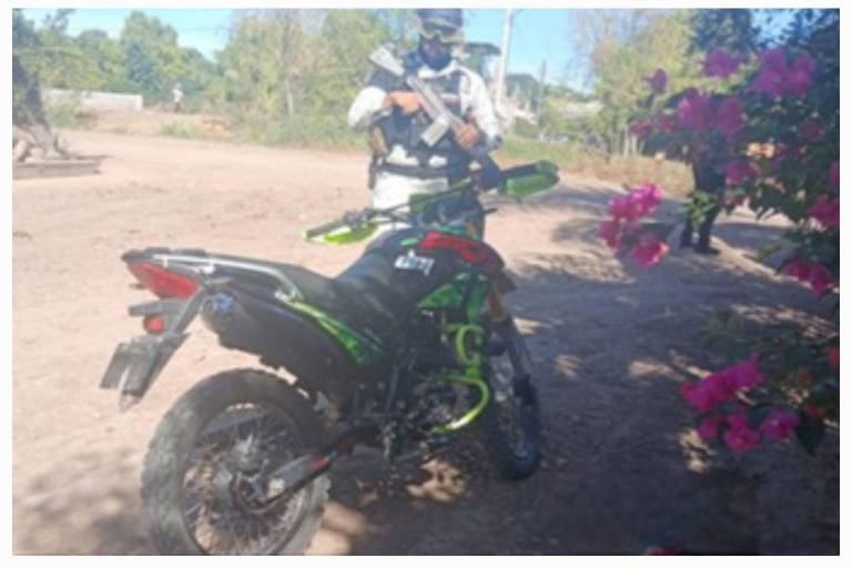 A los detenidos les aseguraron dos armas cortas, dos cargadores, 26 cartuchos, además de la motocicleta.