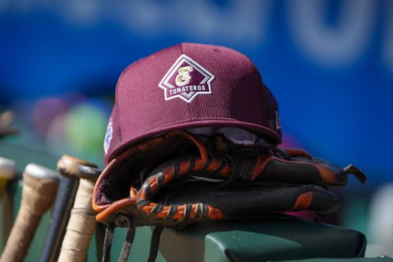 Jardineros y lanzadores de Tomateros de Culiacán sudan el jersey en el estadio de la Nación Guinda