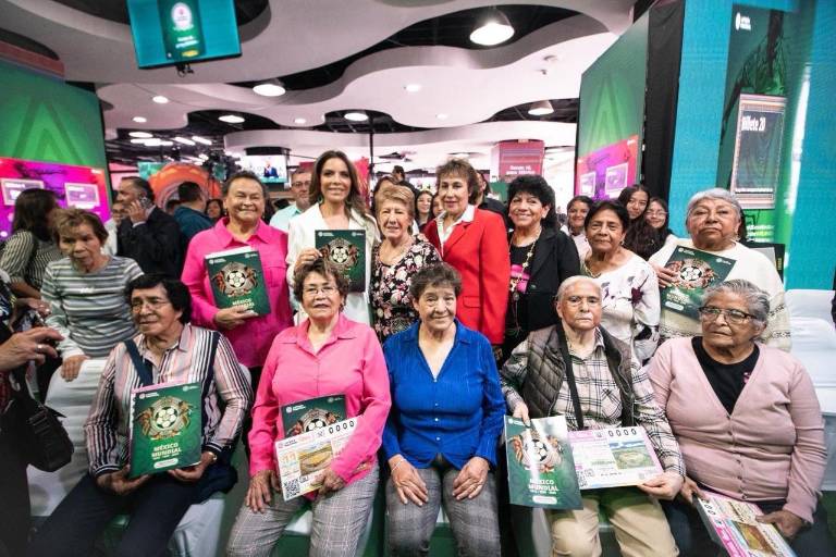 Como parte del mundial social, Lotería Nacional y Panini lanzan nueva edición gratuita del Álbum Retro de Fútbol que colecciona la memoria de México