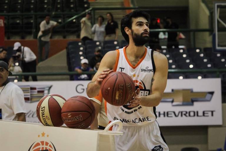 Ricardo Calatayud, de Venados Basketball, gana competencia de Tiros de Tres en el Juego de Estrellas del Cibacopa