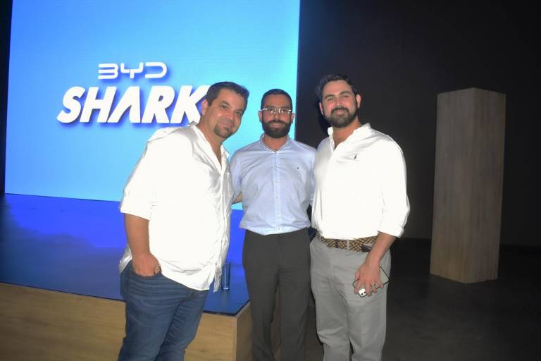 Disfrutan la conducción de la nueva pickup BYD Shark