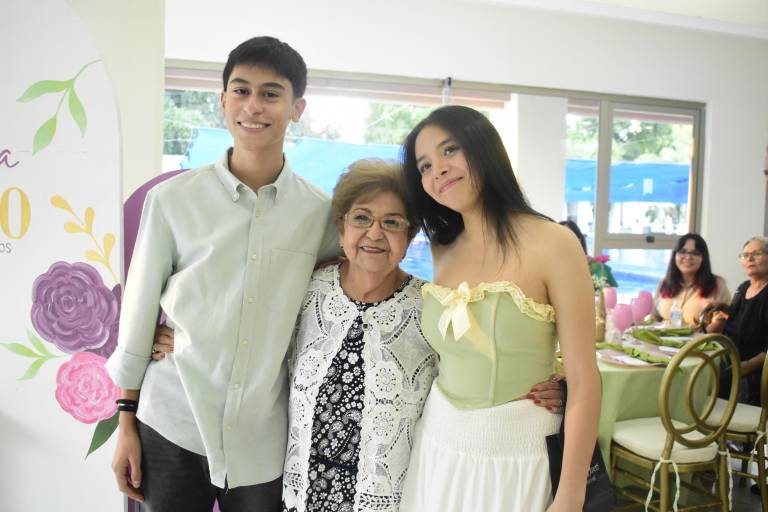 Con familia y amigos celebra Mila de Castro sus 80 años