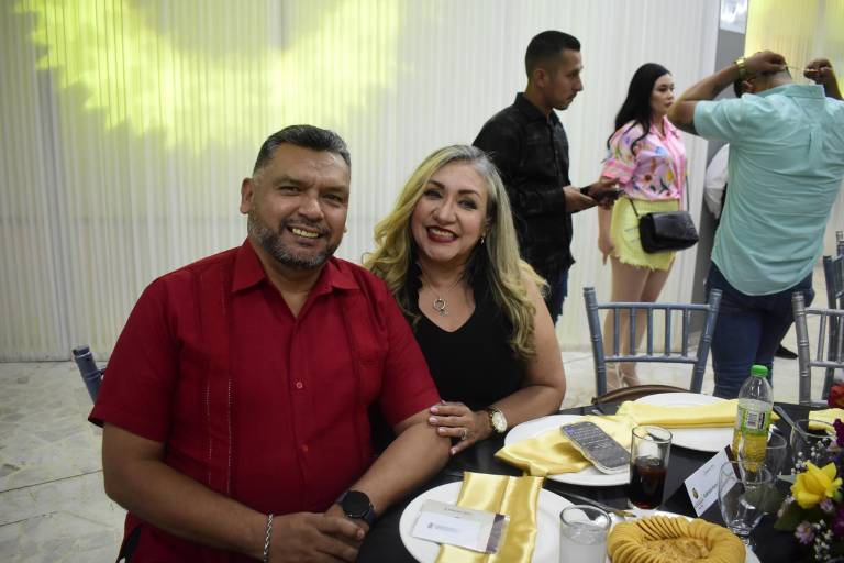 Reconocen a maestros por 40 años de servicio