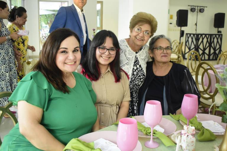Con familia y amigos celebra Mila de Castro sus 80 años