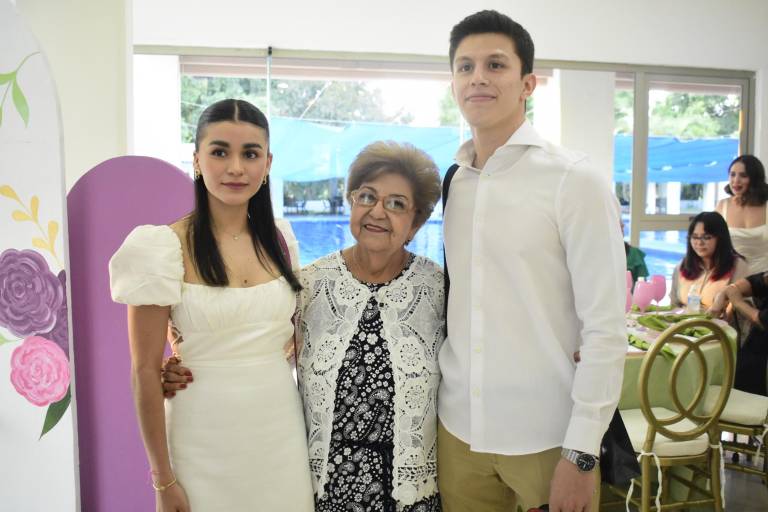 Con familia y amigos celebra Mila de Castro sus 80 años