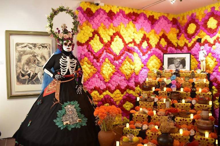 Recuerdan al artista oaxaqueño Francisco Toledo con Altar de Muertos en el Masin