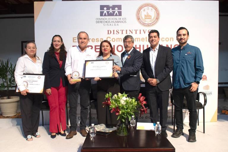 El evento reunió a representantes de las empresas galardonadas, la sociedad civil y funcionarios gubernamentales.