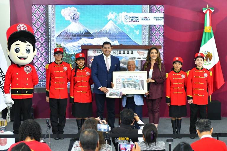 El gobernador Alejandro Armenta y la titular de la Lotería, Olivia Salomón, develan billete inspirado en Puebla y sus majestuosas montañas