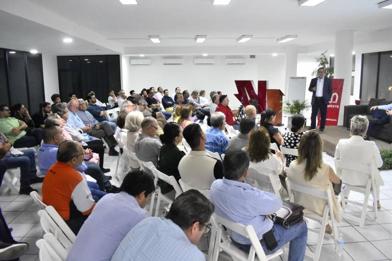 Conocen empresarios la ruta del crecimiento en tiempos adversos