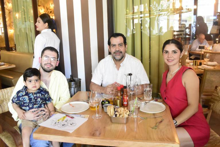 Disfrutan clientes y amigos Mariscos y Buena Vida en Humaya Restaurante