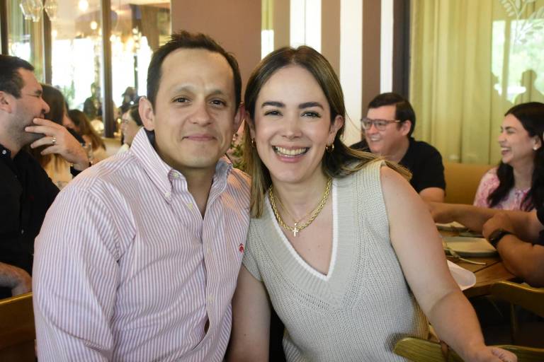 Disfrutan clientes y amigos Mariscos y Buena Vida en Humaya Restaurante