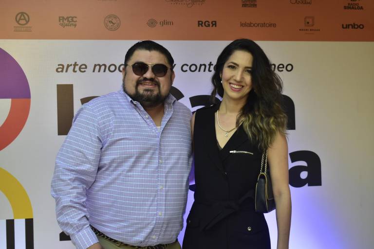 Pujan coleccionistas por la mejor obra de arte en La Casa del Maquío