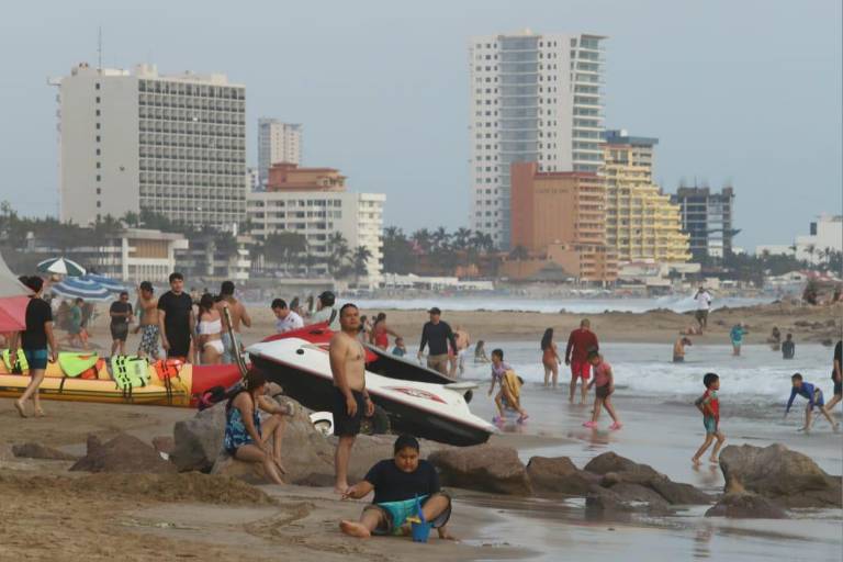 Todas las playas de Mazatlán están limpias y son aptas para su uso recreativo, asegura Alcaldesa
