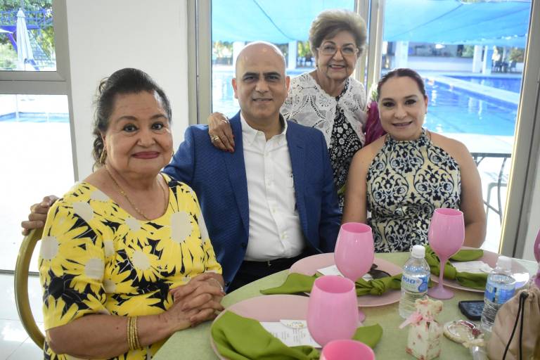 Con familia y amigos celebra Mila de Castro sus 80 años