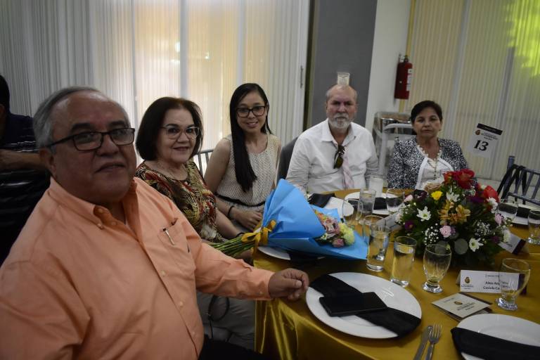 Reconocen a maestros por 40 años de servicio