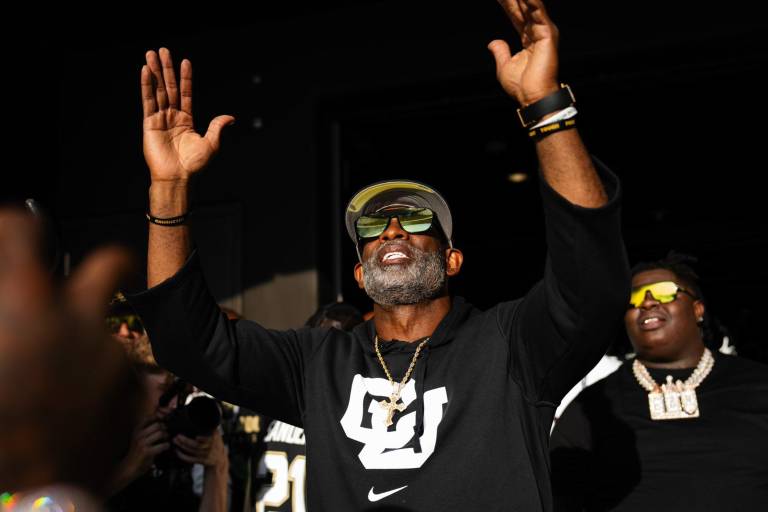Deion Sanders supera cáncer de vejiga y confirma que seguirá como entrenador en jefe de Colorado