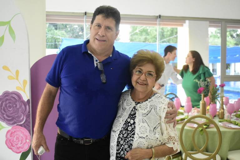 Con familia y amigos celebra Mila de Castro sus 80 años