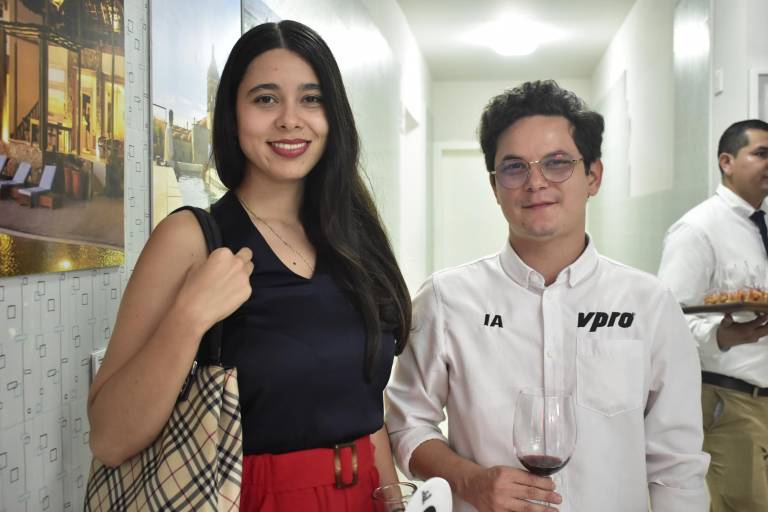 Pujan coleccionistas por la mejor obra de arte en La Casa del Maquío