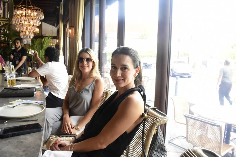 Disfrutan clientes y amigos Mariscos y Buena Vida en Humaya Restaurante