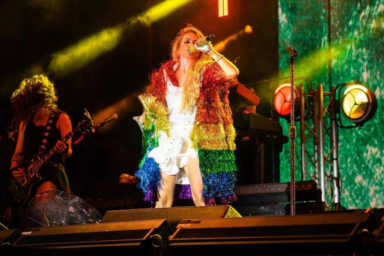 Paulina Rubio explota contra baterista por equivocarse en concierto