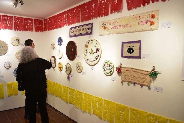 Recuerdan al artista oaxaqueño Francisco Toledo con Altar de Muertos en el Masin