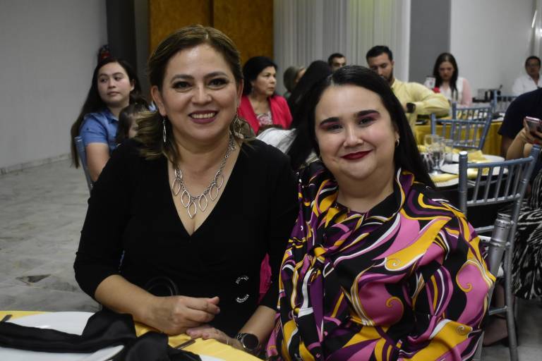 Reconocen a maestros por 40 años de servicio