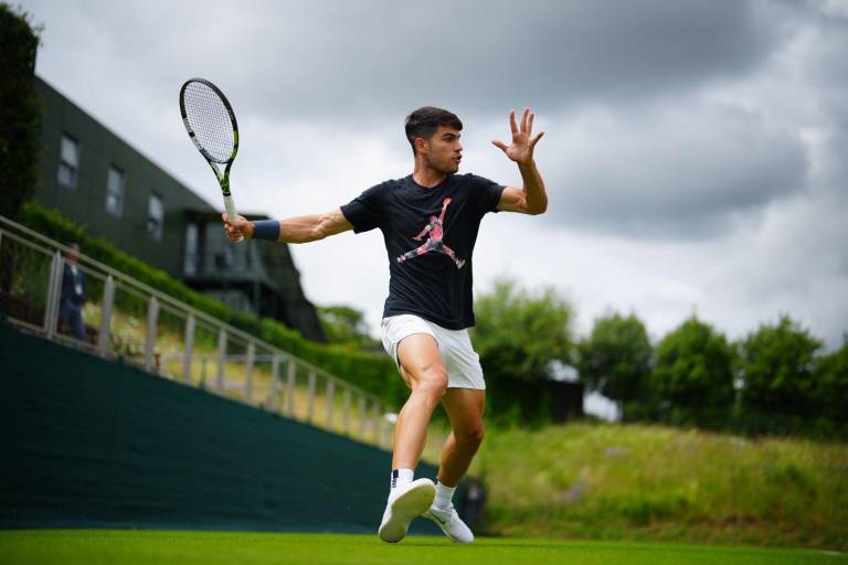 Tras su pronta eliminación en Queen’s, Carlos Alcaraz cede el número 2 de la ATP a Novak Djokovic