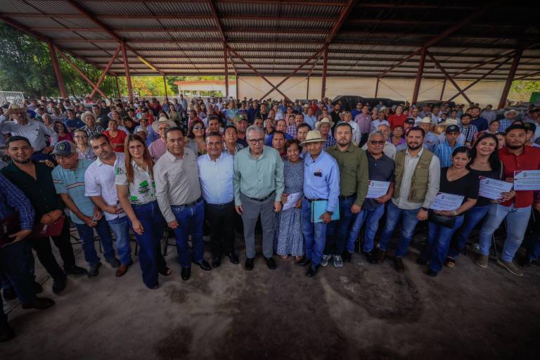 Gobernador Rocha Moya encabeza programa de entrega de fertilizantes para productores de riego