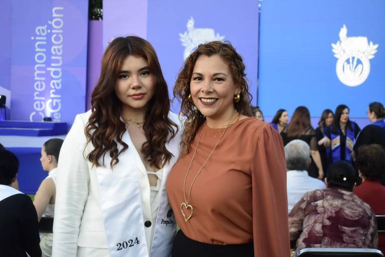 Culminan exitosos su etapa como estudiantes de preparatoria