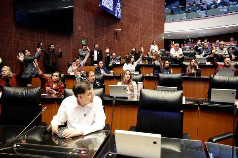 Entre gritos de ‘porros’ y ‘fachos’, Congreso condena violencia del PRI