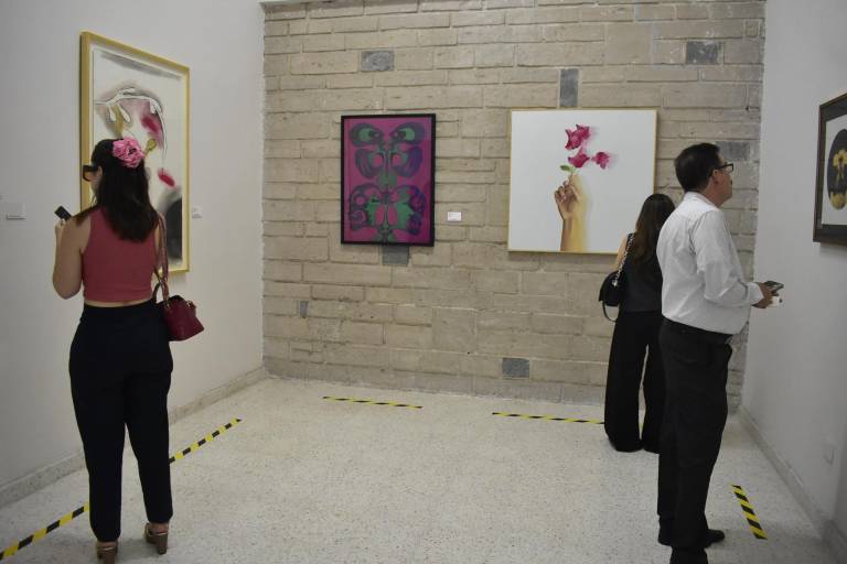 Pujan coleccionistas por la mejor obra de arte en La Casa del Maquío