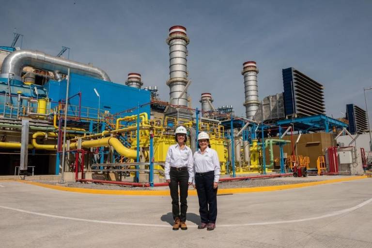 La Secretaria De Energía, Luz Elena González, y la Directora General de la CFE, Emilia Calleja Alor, supervisan entrada en operación comercial de la Central de Ciclo Combinado Salamanca