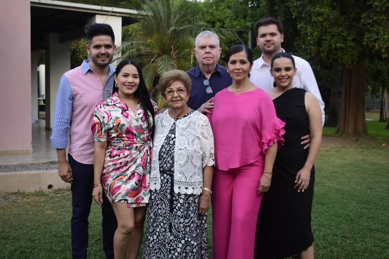 Con familia y amigos celebra Mila de Castro sus 80 años