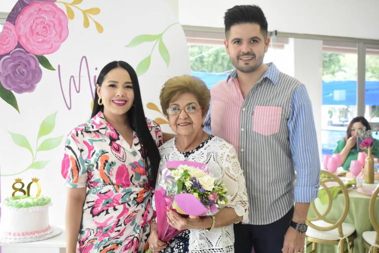 Con familia y amigos celebra Mila de Castro sus 80 años