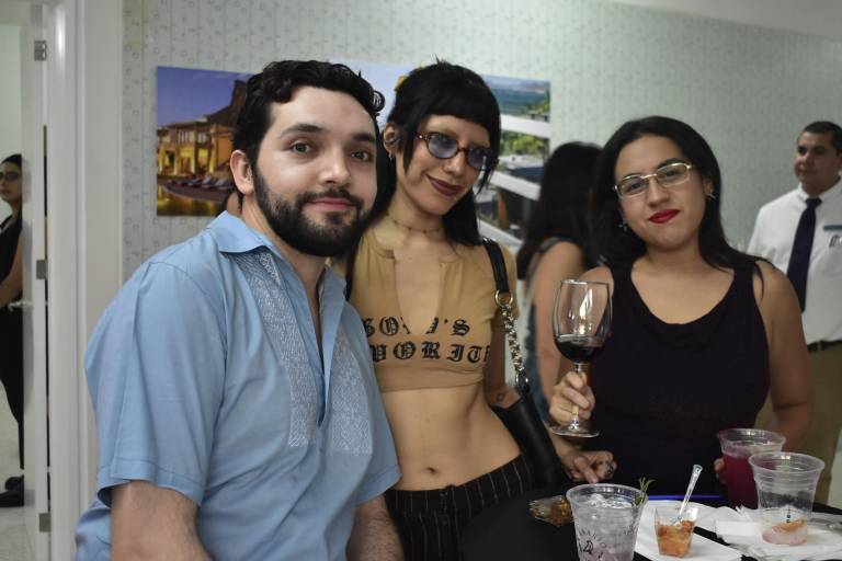 Pujan coleccionistas por la mejor obra de arte en La Casa del Maquío