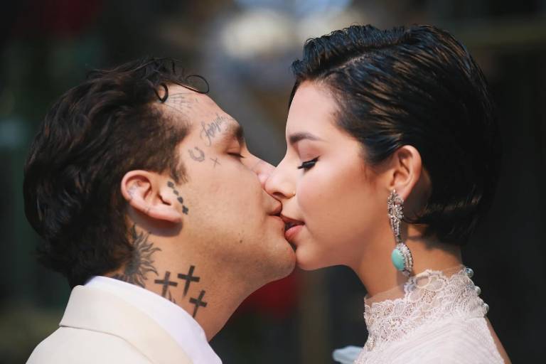 Disfrutan Ángela Aguilar y Christian Nodal su luna de miel en playas mexicanas