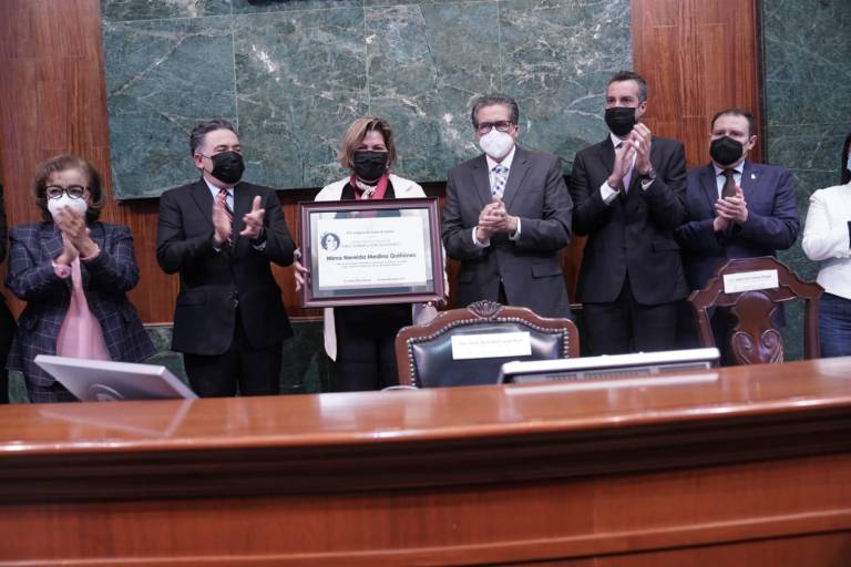 Recibe Mirna Medina la Medalla de Honor Dra. Norma Corona Sapién por su lucha en derechos humanos