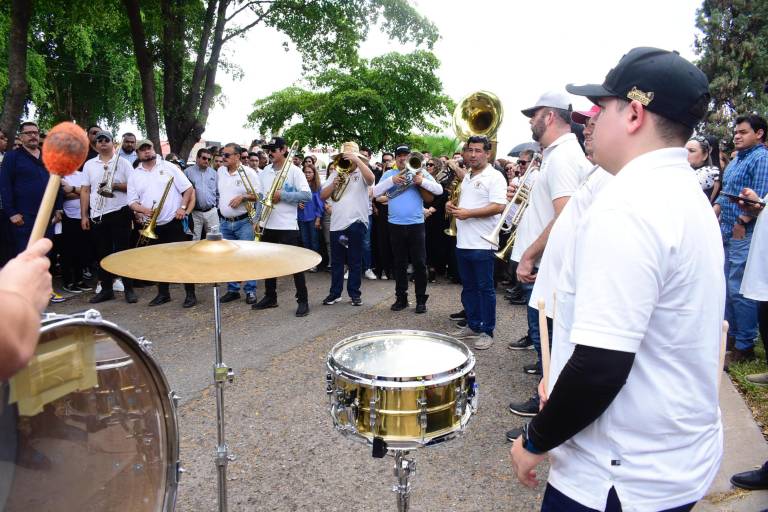 Familiares y amigos dan el último adiós a Héctor Melesio Cuén Ojeda