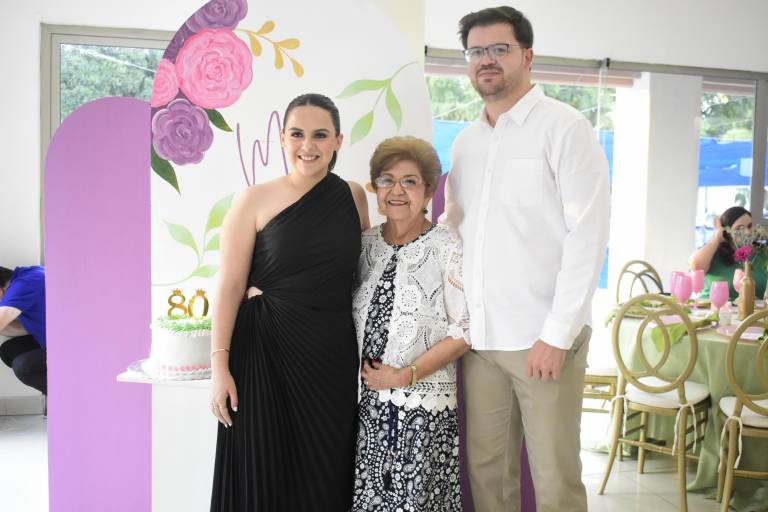 Con familia y amigos celebra Mila de Castro sus 80 años