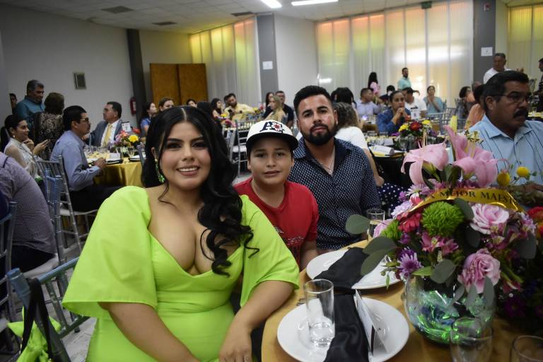 Reconocen a maestros por 40 años de servicio