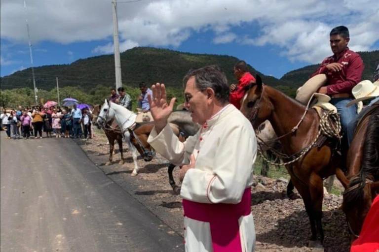 Hombres armados retienen a Obispo de Zacatecas en carretera hacia Tenzompa en Jalisco