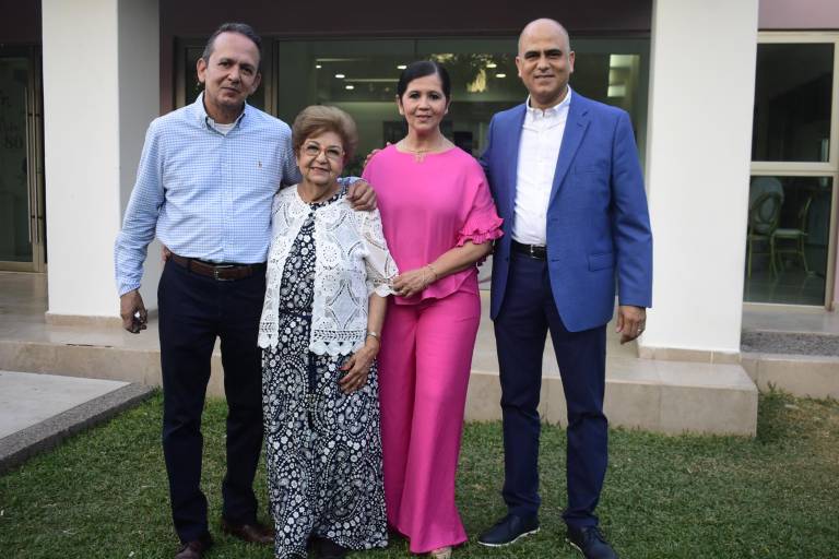 Con familia y amigos celebra Mila de Castro sus 80 años