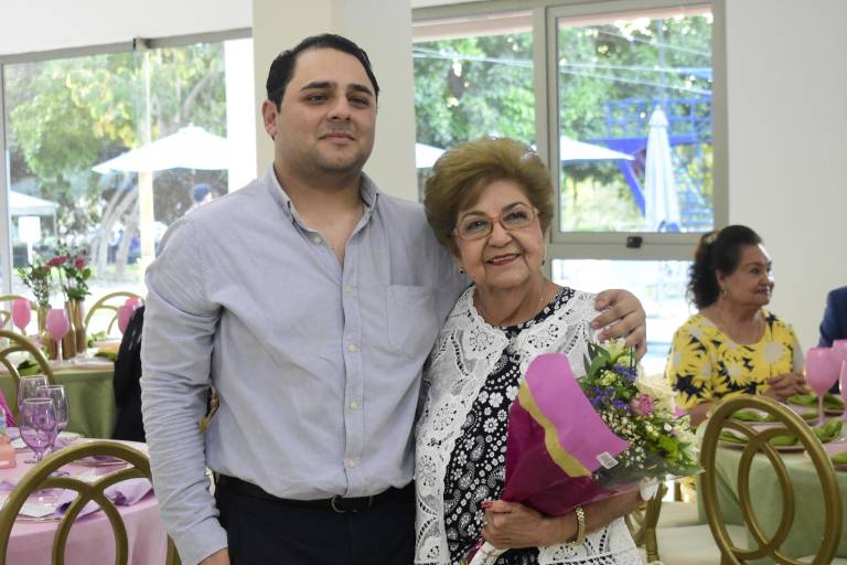 Con familia y amigos celebra Mila de Castro sus 80 años