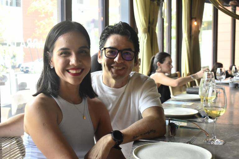 Disfrutan clientes y amigos Mariscos y Buena Vida en Humaya Restaurante